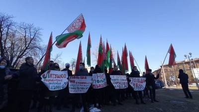 В Минске возле посольств Польши и Литвы проходят акции протеста
