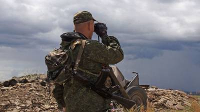 ЛНР заявила о размещении украинской армией бронетехники у жилых домов в Золотом