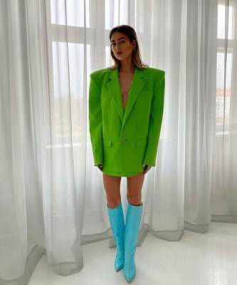 Для тех, кому не хватает красок: стилист Эмили Синдлев вдохновит вас на покупку неонового пиджака, даже если вы любитель классики