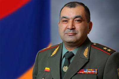 Уволенный за смех над Пашиняном генерал подал в суд на министра обороны Армении