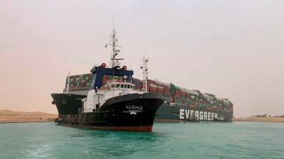 Гигантский контейнеровоз заблокировал Суэцкий канал