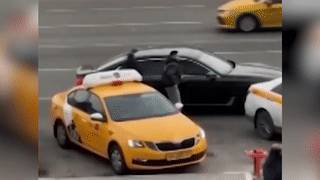 Московские блогеры в шутку угнали такси премиум-класса и стали фигурантами дела — видео