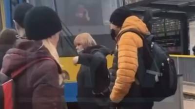 Возмущенные карантинными ограничениями киевляне блокируют проезд общественного транспорта