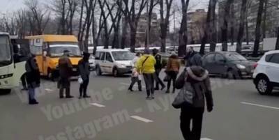 В Киеве люди начали блокировать роботу транспорта из-за карантинных ограничений и штрафов - видео обсуждают в сети - ТЕЛЕГРАФ