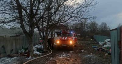 Во время пожара в селе на Киевщине соседи спасли женщину с четырьмя детьми