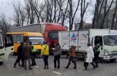В Киеве маршрутчики массово проезжают мимо остановок, люди не могут уехать часами: что происходит