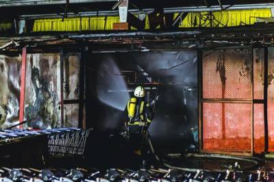 В Киеве на Старовокзальной произошел серьезный пожар, горело здание супермаркета: фото