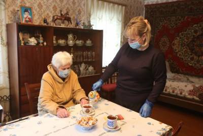 Соцработники начали информировать пожилых москвичей о вакцинации от COVID-19