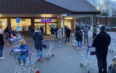 Германия закрывает продуктовые магазины и аптеки: немцам советуют скупиться на неделю