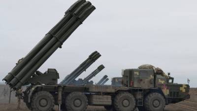 Украина устроила стрельбу из "Смерчей" у границы с Крымом - ФОТО
