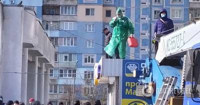 В Киеве на Троещине человек облил себя бензином