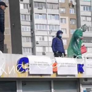 В Киеве мужчина облился бензином на крыше киоска и угрожал себя поджечь