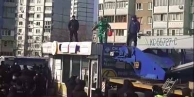 В Киеве на Троещине мужчина облился бензином и угрожал самосожжением, чтобы его МАФ не демонтировали - видео - ТЕЛЕГРАФ