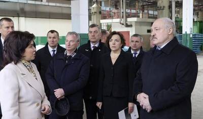 Александр Лукашенко посещает кожевенный завод в Гатово