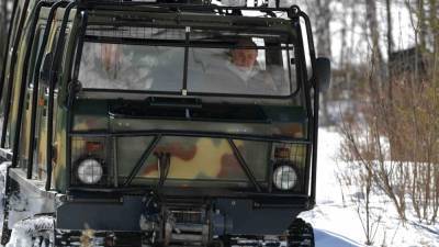 Путин в охотничьем костюме за рулем вездехода поразил финнов