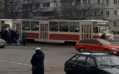 Киевлянин перекрыл собой путь трамваю в знак протеста против карантина: видео "акции"