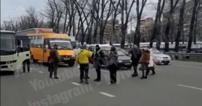 Полиция массово штрафует общественный транспорт в Киеве: водители боятся тормозить (видео)