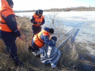 Два рыбака провалились под лёд в Задонске