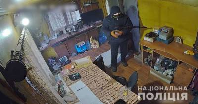 Дерзкое ограбление в Донецкой области: неизвестный с автоматом подстрелил человека и забрал деньги (видео)