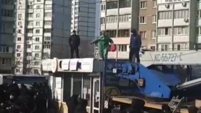 Чтобы не разрушили: в Киеве владелец МАФа грозил поджечь себя – видео