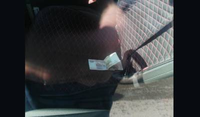 Житель Тюмени кинул взятку инспекторам ГИБДД на сиденье патрульной машины