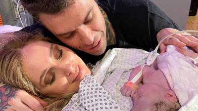 Кьяра Ферраньи очаровала серией новых фото с новорожденной дочкой
