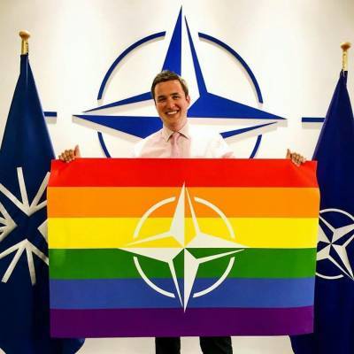 В НАТО праздник: прошла первая в истории альянса внутренняя конференция ЛГБТ