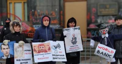 Под "разукрашенным" Офисом Зеленского протестовали против "COVID-фашизма" (ФОТО)