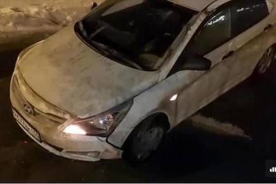 В Казани автомобиль провалился в яму на дороге