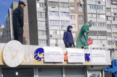 Предприниматель в Киеве решил собственной жизнью защищать свой киоск от сноса