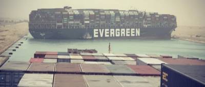 Суэцкий канал заблокирован: 400-метровый контейнеровоз сел на мель: видео