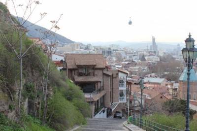В Тбилиси на одном из склонов образовались глубокие трещины