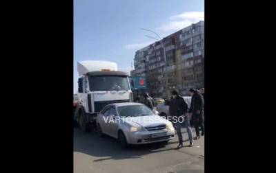 В Киеве блокировали грузовик из-за демонтажа МАФов