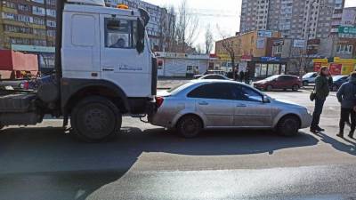 В Киеве водитель коммунального грузовика почти 50 метров таранил легковушку: видео
