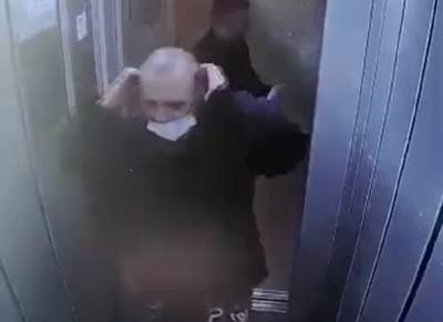 Видео: мужчина крушит лифт в Токсово, впускает попутчиков и вновь крушит