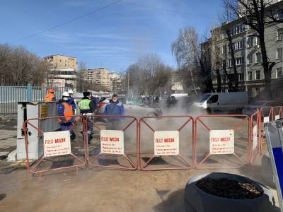 Момент прорыва трубы с горячей водой на западе Москвы попал на видео