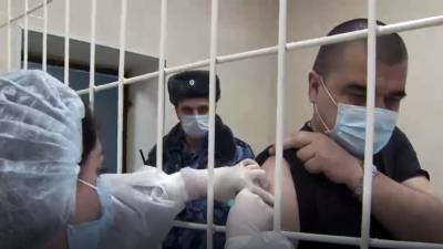 «Я был в числе первых»: как заключённые прививаются от коронавируса в местах лишения свободы