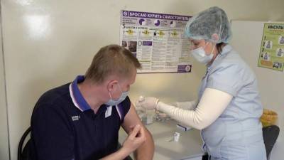Массовая вакцинация от коронавируса в российских регионах набирает обороты