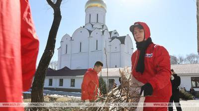 ФОТОФАКТ: Волонтеры движения "Доброе сердце" благоустроили территорию у минского храма