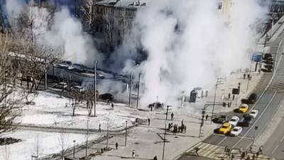 Улицы затянуло паром после прорыва трубы с горячей водой на западе Москвы — видео