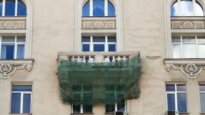 Часть балкона рухнула с третьего этажа на чугунный козырек магазина в Петербурге