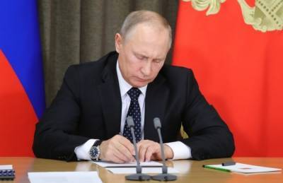 Путин подписал закон о снятии ограничений по возрасту для назначенных им чиновников