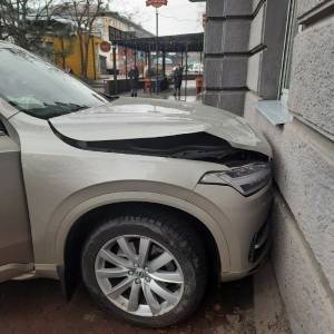 В Запорожье водитель отвлекся за рулем и врезался в дом. Фото