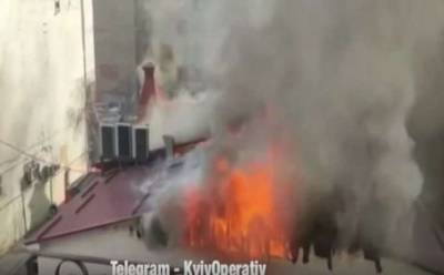 В центре Киева горит двухэтажный особняк (ФОТО)