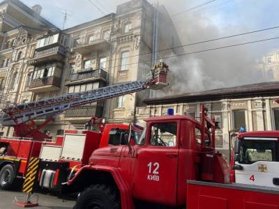В центре Киева горит ресторан "Бездельник": видео