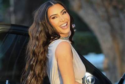 С улыбкой по жизни: счастливая и почти разведенная Ким Кардашьян на прогулке в Лос-Анджелесе