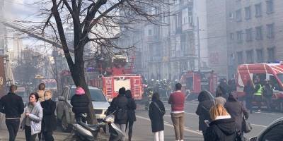 На Саксаганского в Киеве горит здание бара Бездельники, улица перекрыта, фото, видео - ТЕЛЕГРАФ