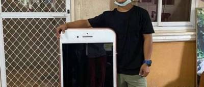 Таиландец вместо iPhone 7 получил стол в виде огромного телефона