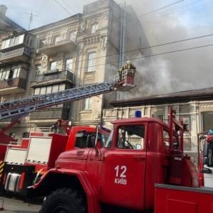 В Киеве произошел пожар в старинном доме с рестораном. Фото