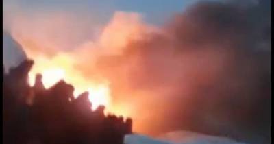 Сжигают палатки, в которых спят дети: журналист показал видео пожара в лагере Сирии, где удерживают украинцев
